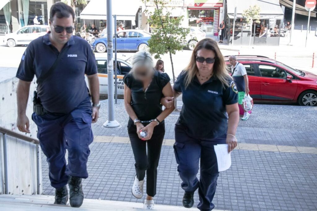 Ελεύθερη με περιοριστικούς όρους η 45χρονη οδηγός της Porche που προκάλεσε το τροχαίο στη Θέρμη