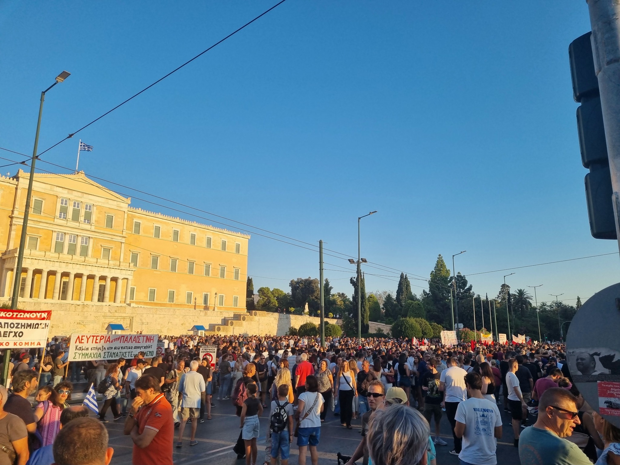 Σύνταγμα: Αυτή την ώρα η συγκέντρωση για το έγκλημα στα Τέμπη