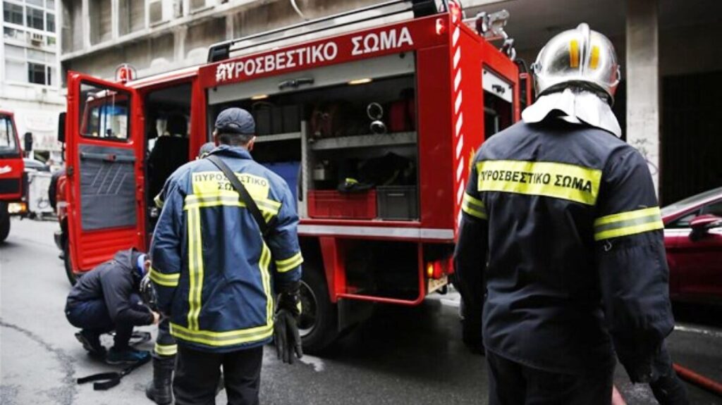 Στις φλόγες τυλίχτηκε διαμέρισμα στον Πειραιά