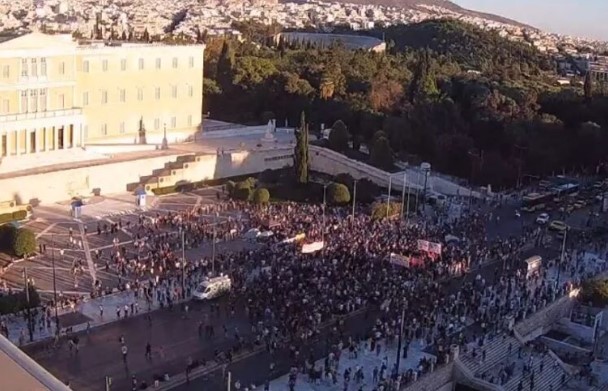 Ανατριχίλα: «Βούλιαξε» το Σύνταγμα