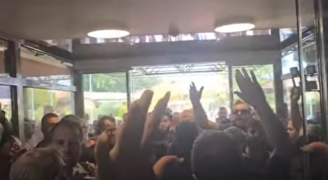 Η ευλογιά των προβάτων βγάζει στους δρόμους τους οργισμένους κτηνοτρόφους