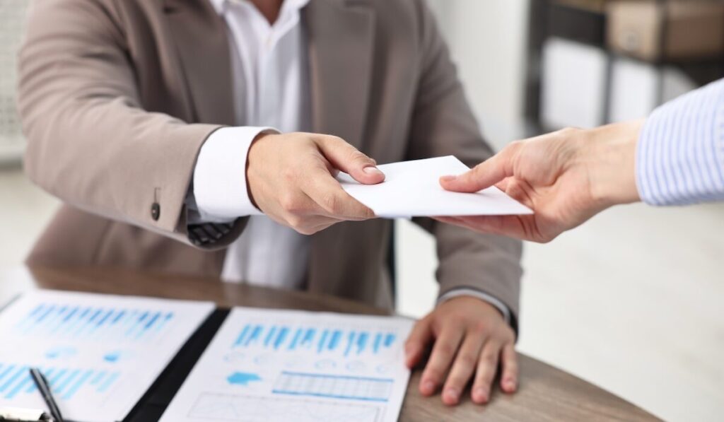 Εφοριακός συνελήφθη για χρηματισμό