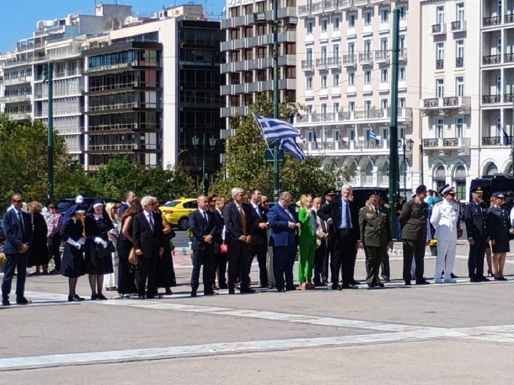 «ΝΤΡΟΠΗ»: «Έφυγαν» οι πολιτικοί από την τελετή μνήμης για τους μάρτυρες της Μικράς Ασίας, αφού φωτογραφήθηκαν