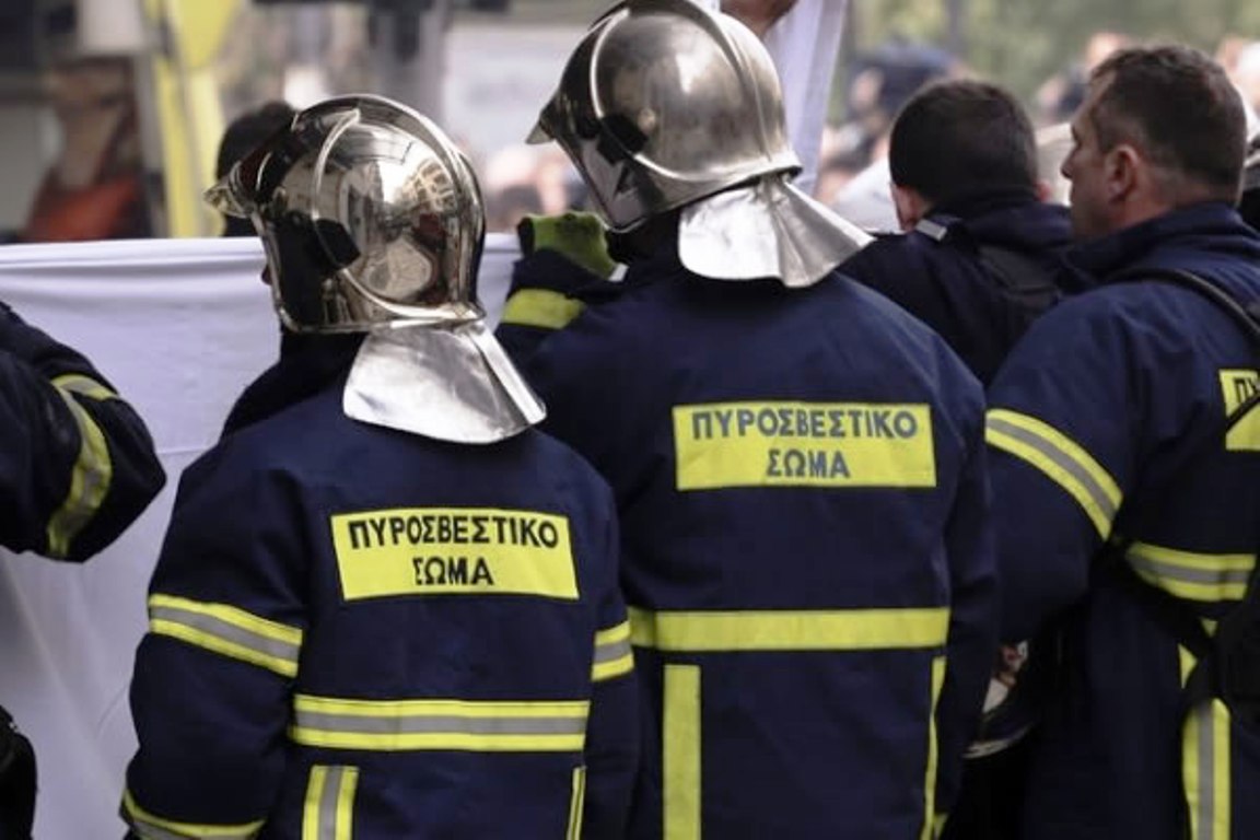 2 άντρες συνελήφθησαν στο Κορωπί για πρόκληση πυρκαγιάς από ρίψη βεγγαλικών