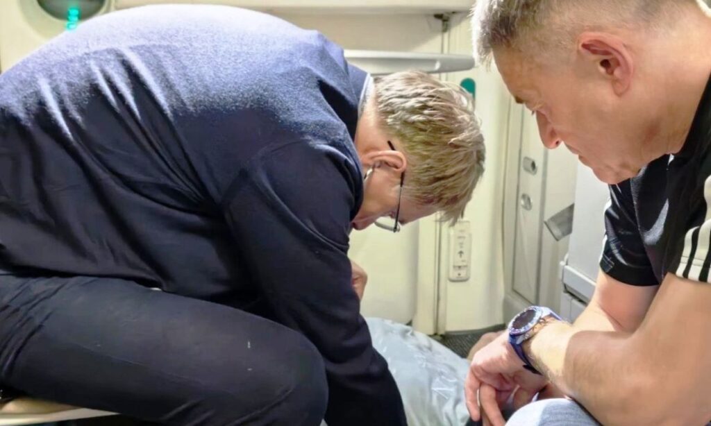 O Ρώσος Υπουργός Υγείας έσωσε από βέβαιο θάνατο συνεπιβάτη εν πτήσει