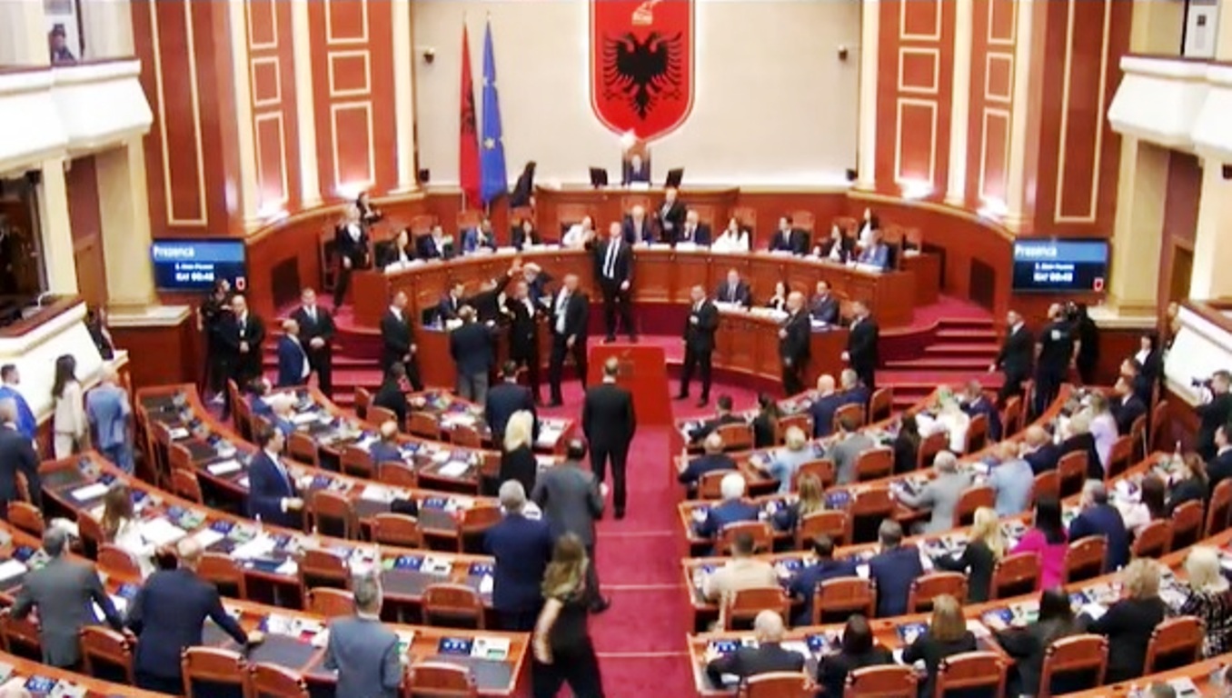 Χαμός στη βουλή της Αλβανίας - Βουλευτές πέταξαν βιβλία με το Σύνταγμα της χώρας στο κεφάλι του Εντι Ράμα
