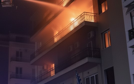 Φωτιά τα ξημερώματα σε διαμέρισμα στην Θεσσαλονίκη