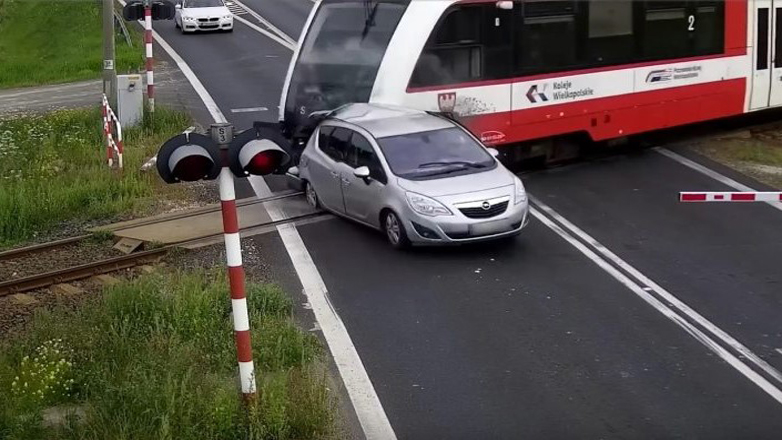 Πολωνία: Σφοδρή σύγκρουση τρένου με ΙΧ που σταμάτησε πάνω στις γραμμές μετά από πρόσκρουση στις μπάρες