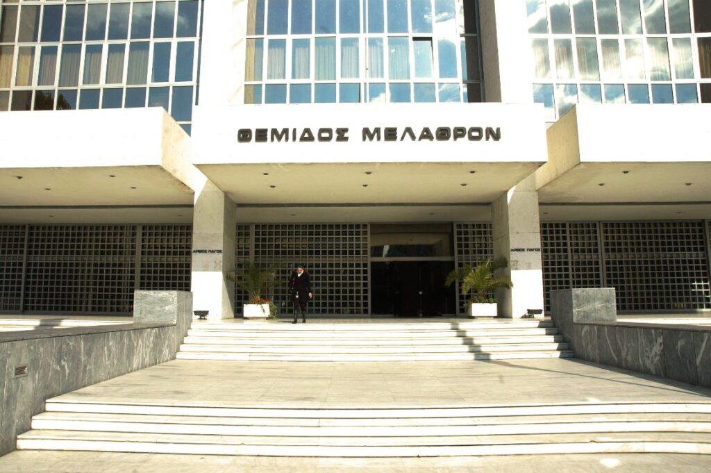 Άρειος Πάγος: «Σαφές αίτημα εκταφής για ταυτοποίηση σορών θυμάτων δεν περιέχεται στην εξώδικη δήλωση και εφόσον υποβληθεί τέτοιο αίτημα ή εκτιμηθεί ότι αυτό περιέχεται, θα εξεταστεί και θα απαντηθεί άμεσα».