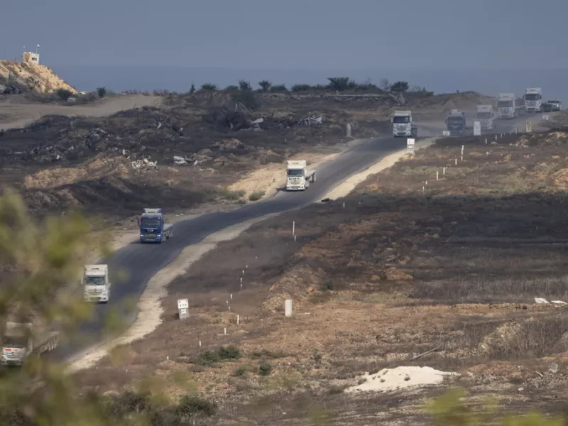 Το Ισραήλ άφησε 230 φορτηγά με ανθρωπιστική βοήθεια να περάσουν τη Γάζα ενώ εντείνει τις χερσαίες επιχειρήσεις