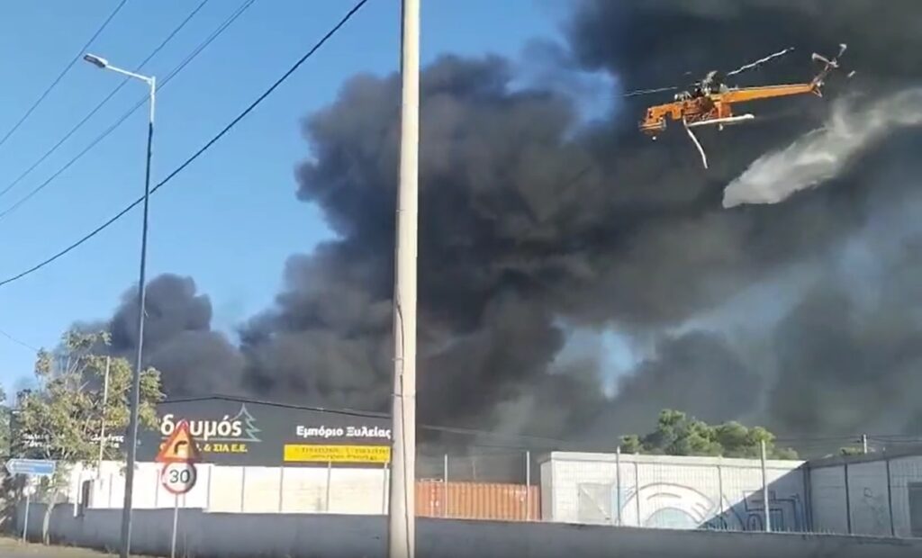 Μεγάλη φωτιά σε εργοστάσιο ξυλείας στο Μενίδι