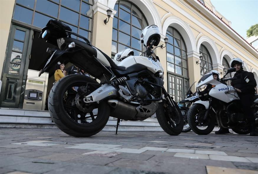 Αλλοδαπός επιτέθηκε σε περαστικό στο κέντρο της Αθήνας για να του αρπάξει αλυσίδα από το λαιμό