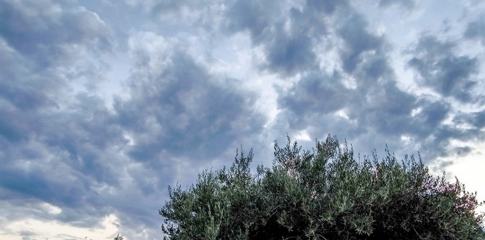 Καιρός: Πτώση θερμοκρασίας σήμερα με συννεφιά και τοπικές βροχές