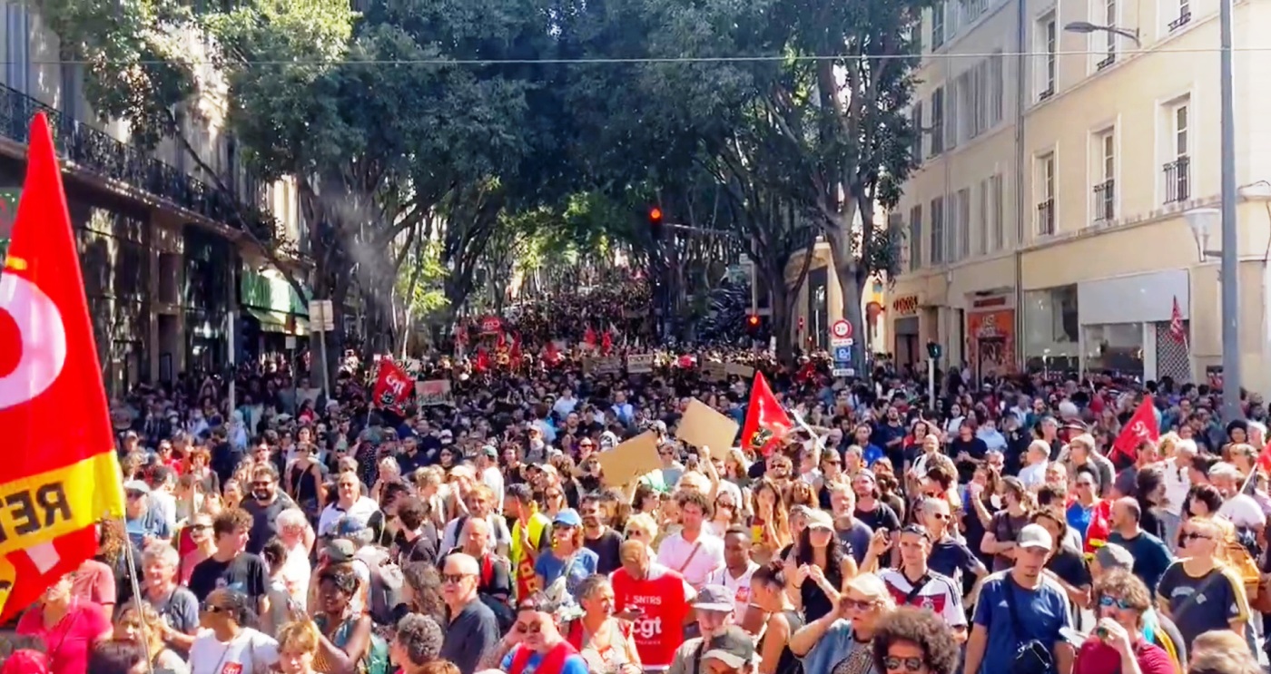 Χάος στη Γαλλία - Χιλιάδες διαδηλωτές στους δρόμους διαμαρτύρονται για τα μέτρα λιτότητας και ζητούν την παραίτηση Μακρόν!
