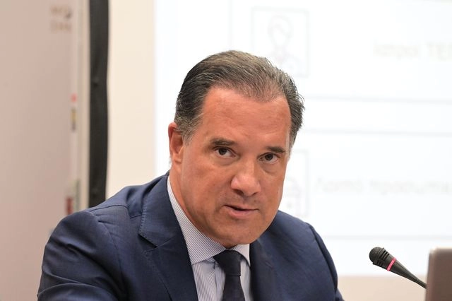 Σύρος: Ο Άδωνις Γεωργιάδης δέχεται βροχή από αποδοκιμασίες και… μπουκάλια νερού! (ΒΙΝΤΕΟ)