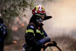 Συναγερμός στην Κερατέα για φωτιά που ξέσπασε δίπλα σε σπίτια – Μήνυμα του 112 για το ενδεχόμενο εκκένωσης οικισμού