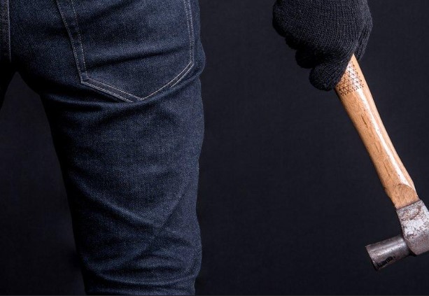 Επίθεση σοκ στην Ηλιούπολη: Άντρας χτύπησε πεζό με σφυρί