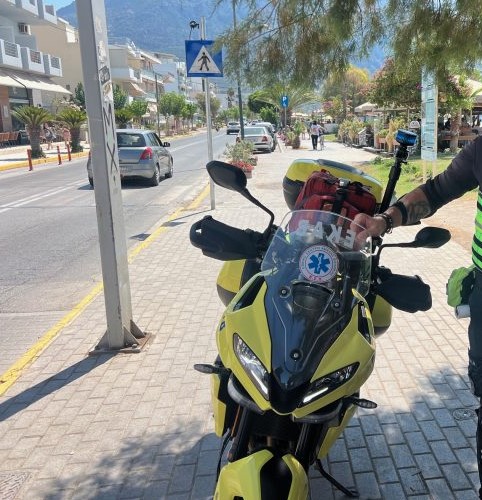 Mάχη να κρατηθεί στη ζωή δίνει διασώστης του ΕΚΑΒ που ενεπλάκη σε τροχαίο