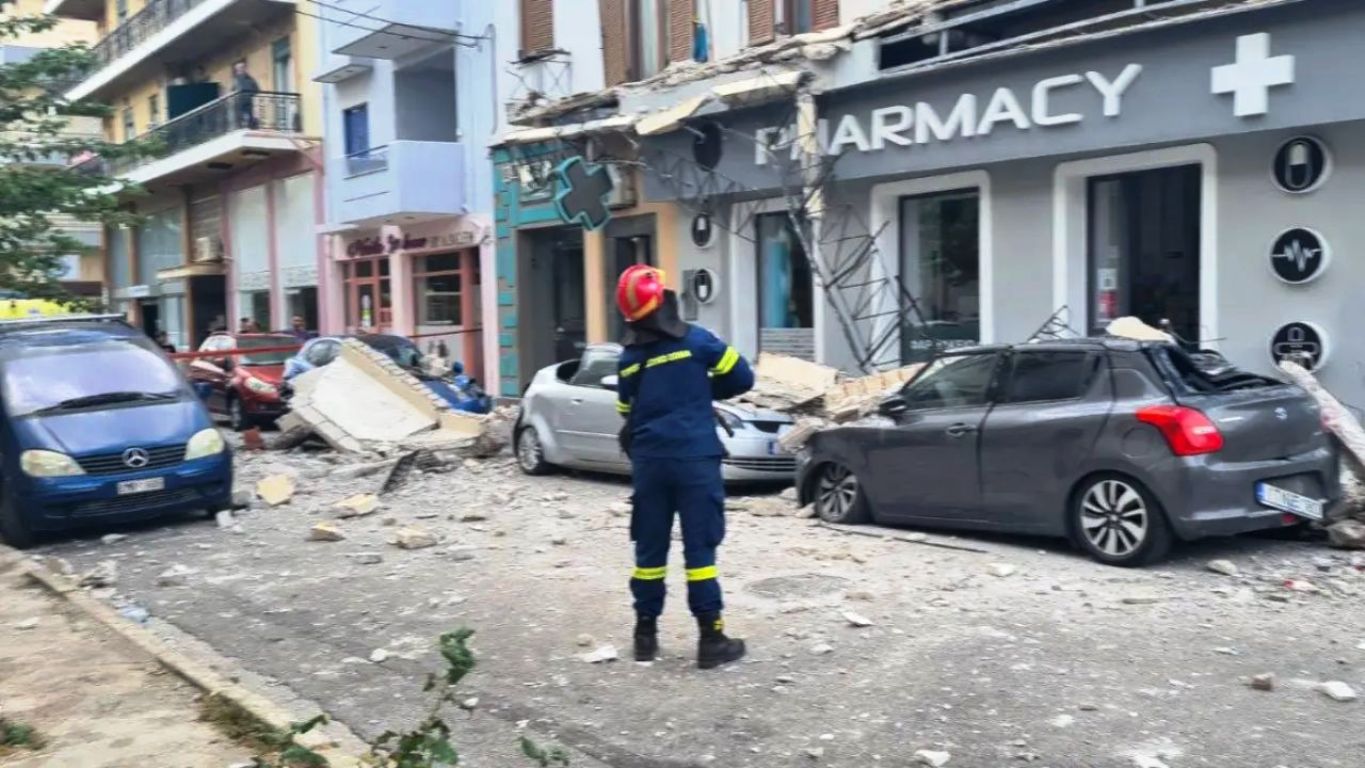 Κατέρρευσαν μπαλκόνια σε πολυκατοικία στο Λαύριο – Από θαύμα δεν υπήρξαν τραυματισμοί!