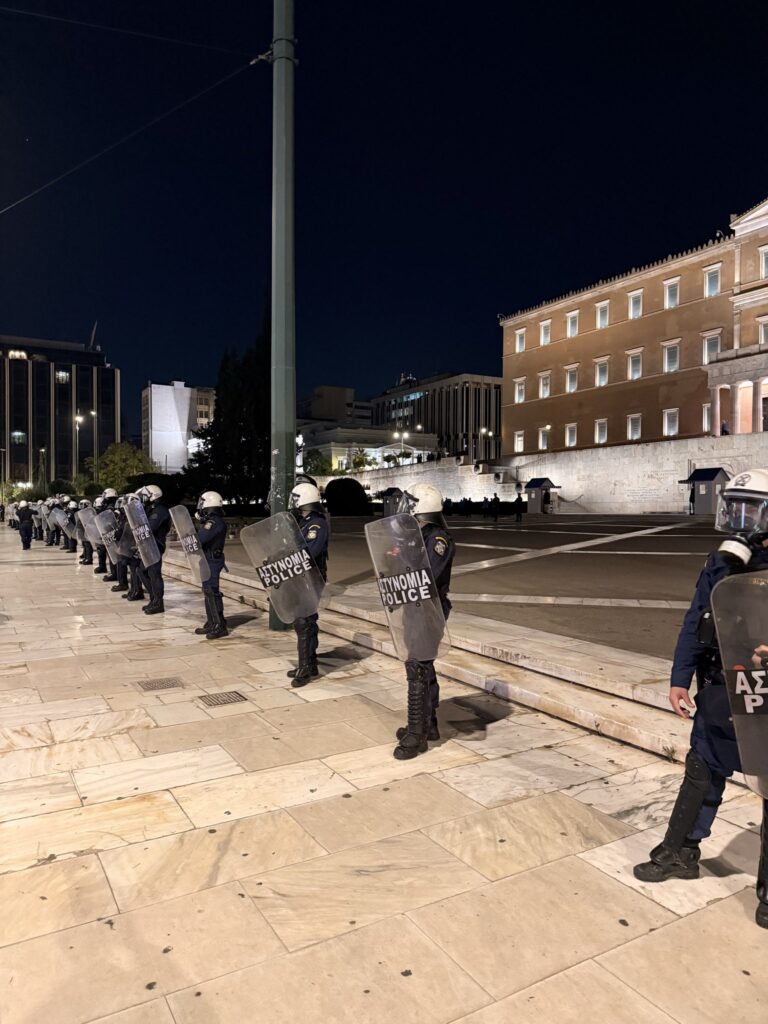 Πρεμιέρα της τροπολογίας: ΜΑΤ περικύκλωσαν τον Άγνωστο Στρατιώτη