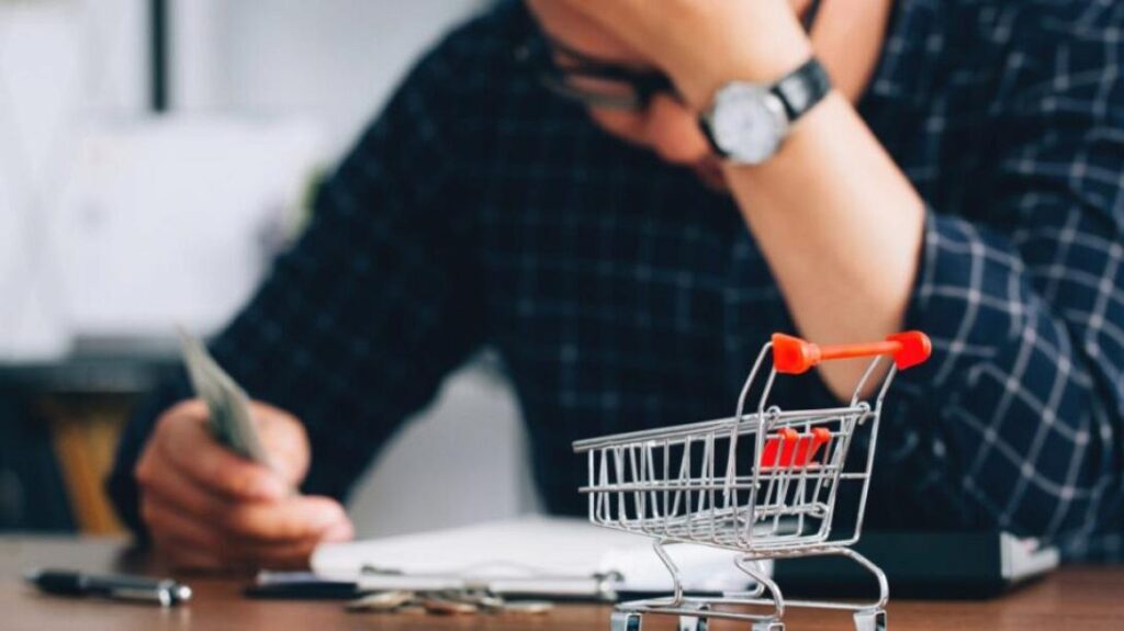 Η ακρίβεια «ροκανίζει» τις καταθέσεις των Ελλήνων πολιτών