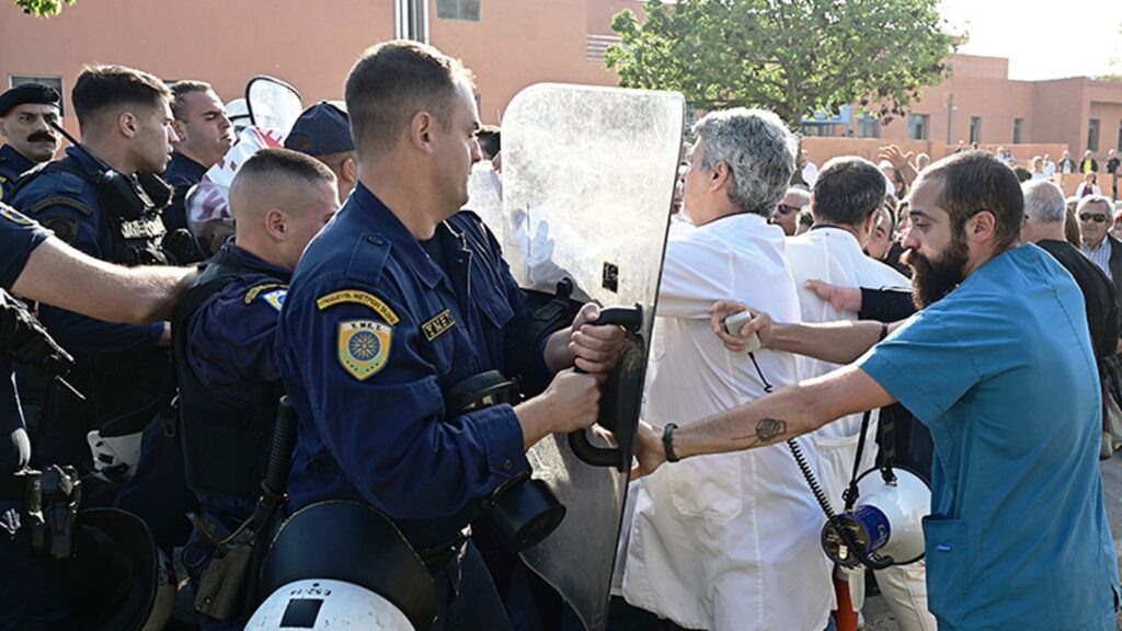 Ξύλο και χημικά κατά την επίσκεψη Μητσοτάκη-Γεωργιάδη στο Αττικόν