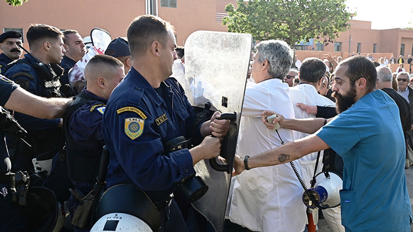 Ξύλο και χημικά κατά την επίσκεψη Μητσοτάκη-Γεωργιάδη στο Αττικόν