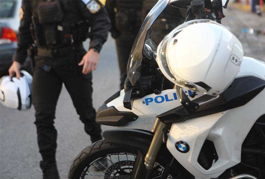 Οδηγός ταξί παρέσυρε αστυνομικό με μηχανή και τον εγκατέλειψε