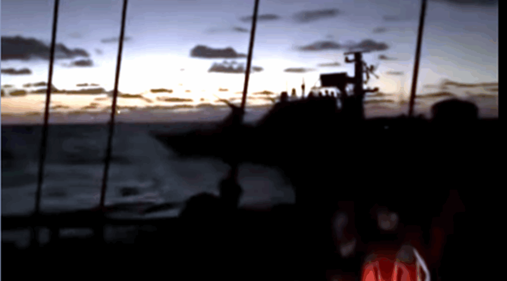 GLOBAL SUMUD FLOTILLA: Ισραηλινό πολεμικό σκάφος πλησίασε επικίνδυνα τα πλοία του στόλου για τη Γάζα!