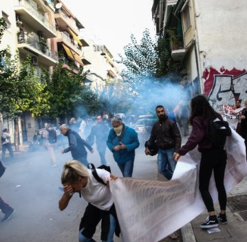 Μεταξουργείο: Επεισόδια με κρότου λάμψης και χημικά στην πρωτοβάθμια Διεύθυνση Εκπαίδευσης