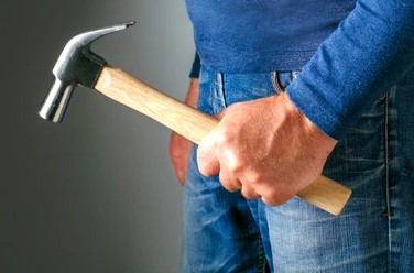 31χρονος ημεδαπός χτύπησε με σφυρί 70χρονο συγκάτοικό του