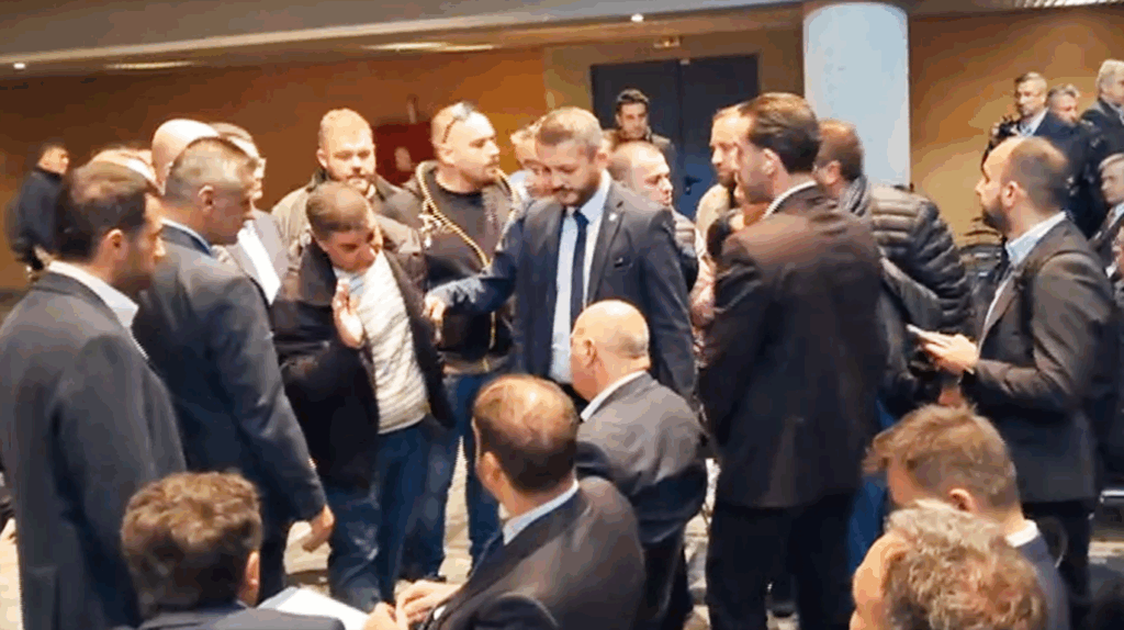 Mε τα ΜΑΤ πήγε στη Λιβαδειά ο Τσιάρας για να παρουσιάσει «ανάπτυξη»