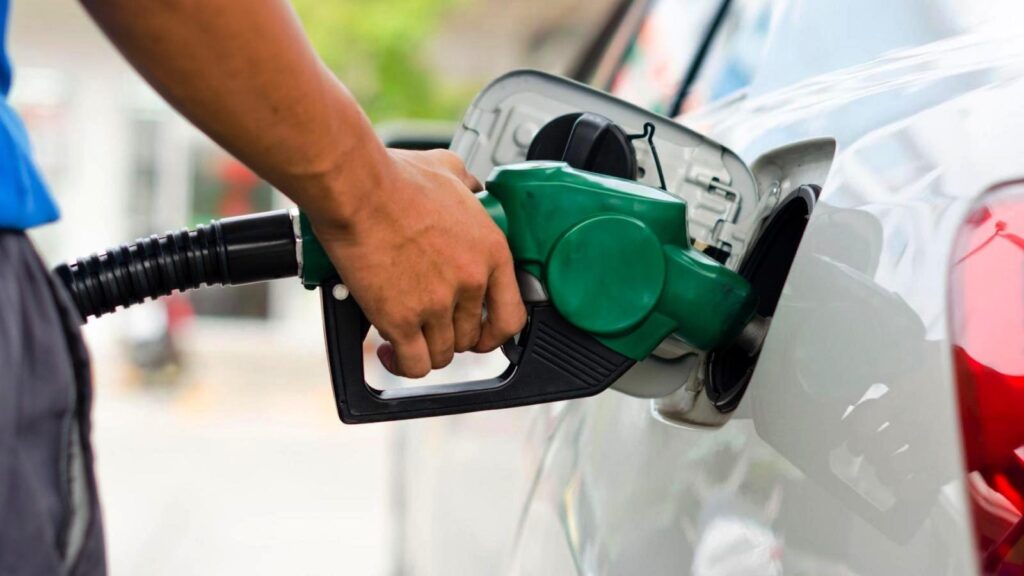 Απίστευτο! Βενζινοπώλης χώρεσε 47 λίτρα..καυσίμου σε 45αρι ντεπόζιτο