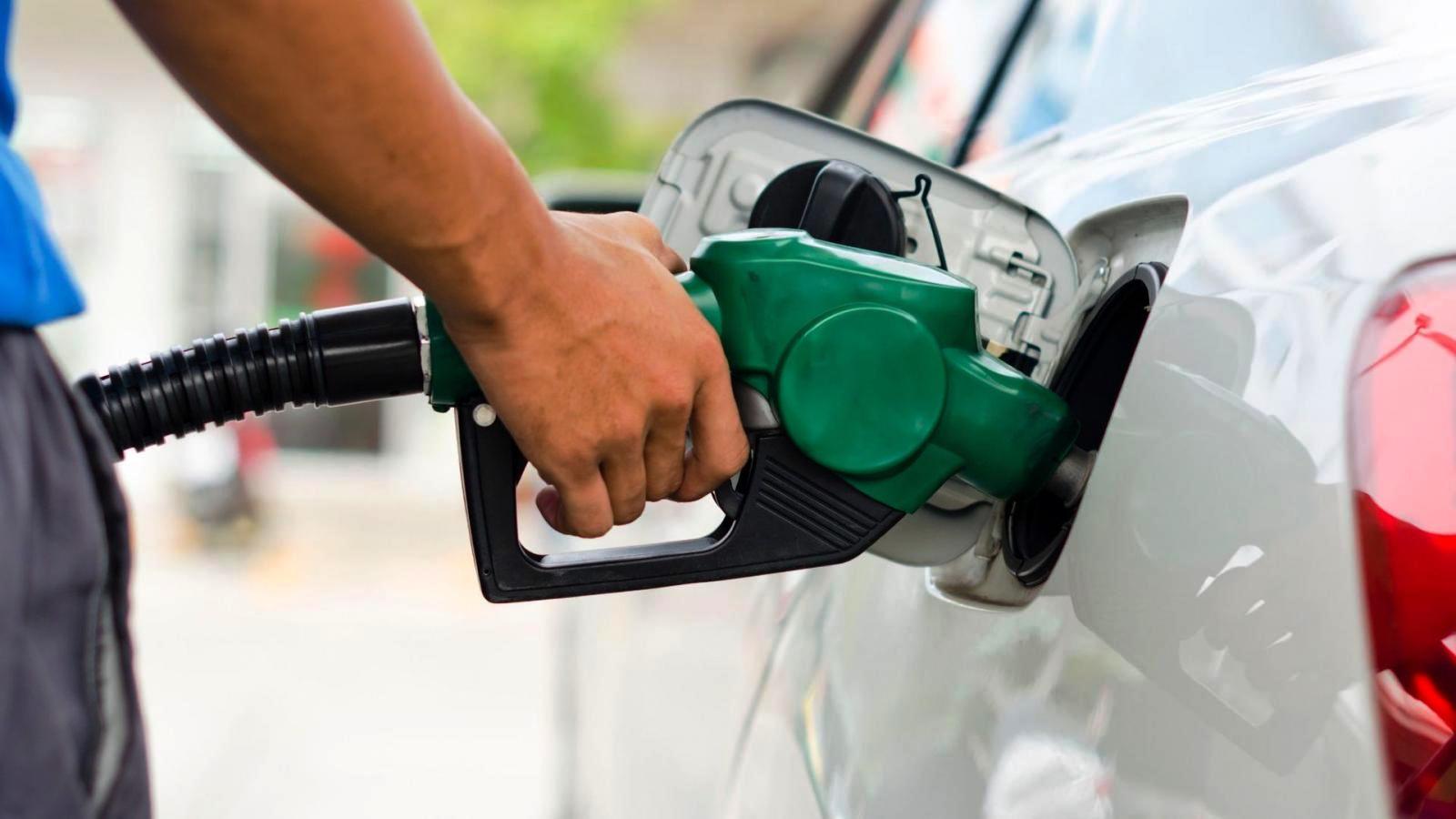 Απίστευτο! Βενζινοπώλης χώρεσε 47 λίτρα..καυσίμου σε 45αρι ντεπόζιτο