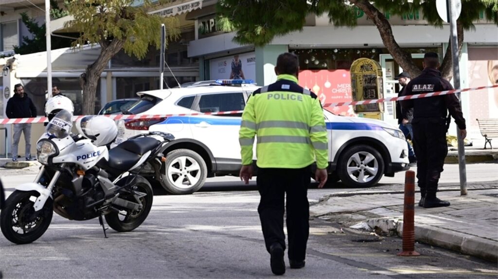 Κάμπριο προσέκρουσε σε σταθμευμένο όχημα και τραυμάτισε μητέρα με 2χρονο παιδί