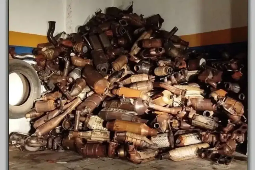 Αστυνομική επιχείρηση στον Τύρναβο: 10 συλλήψεις – Κατασχέθηκαν 338 καταλύτες οχημάτων