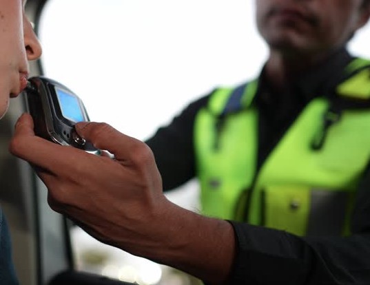 Επεισοδιακό Αλκοτέστ: Του ζήτησαν να φυσήξει.. και αυτός ρούφαγε