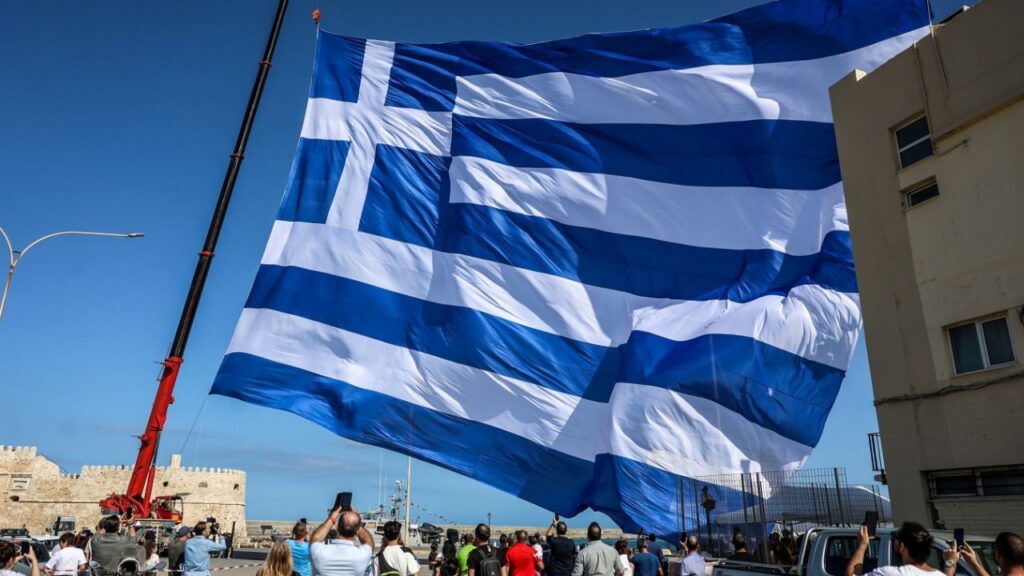 Κρήτη: Υψώθηκε γιγαντιαία ελληνική σημαία 1.440 τ.μ.