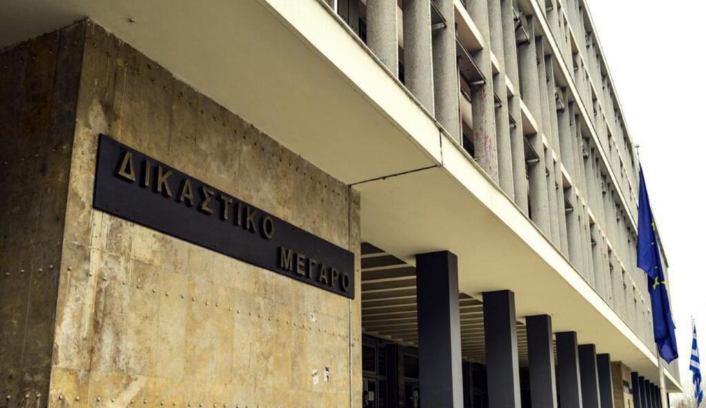 10ετής κάθειρξη σε 25χρονη που έβαζε την ανήλικη κόρη της να ζητιανεύει