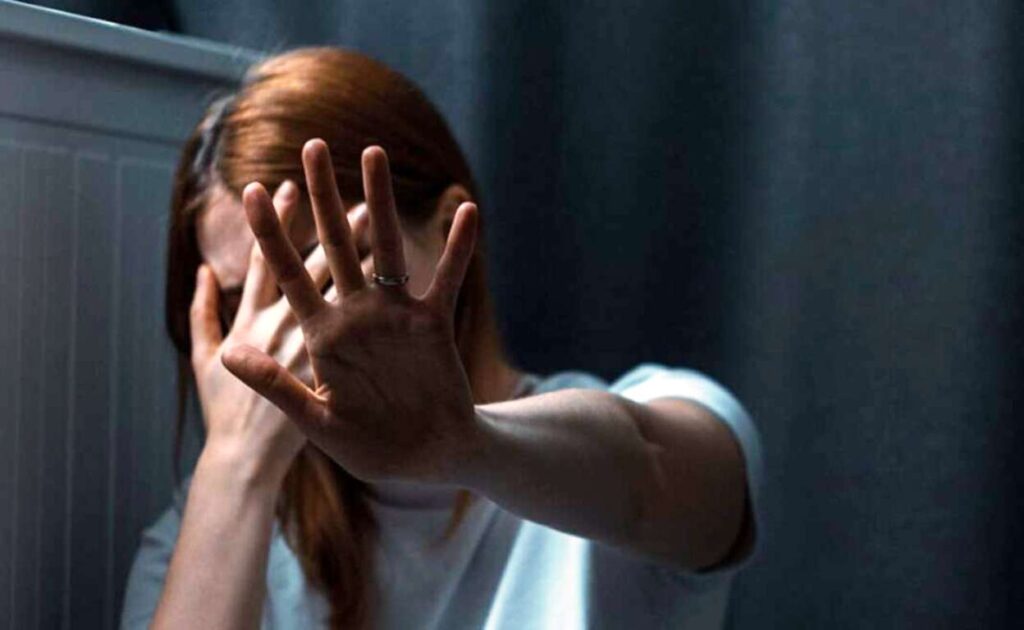 Πλαστικός χειρουργός ξυλοκόπησε 43χρονη στη μέση του δρόμου