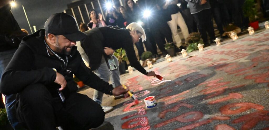 Ξαναβάφτηκαν τα ονόματα των 57 νεκρών έξω από τη Βουλή