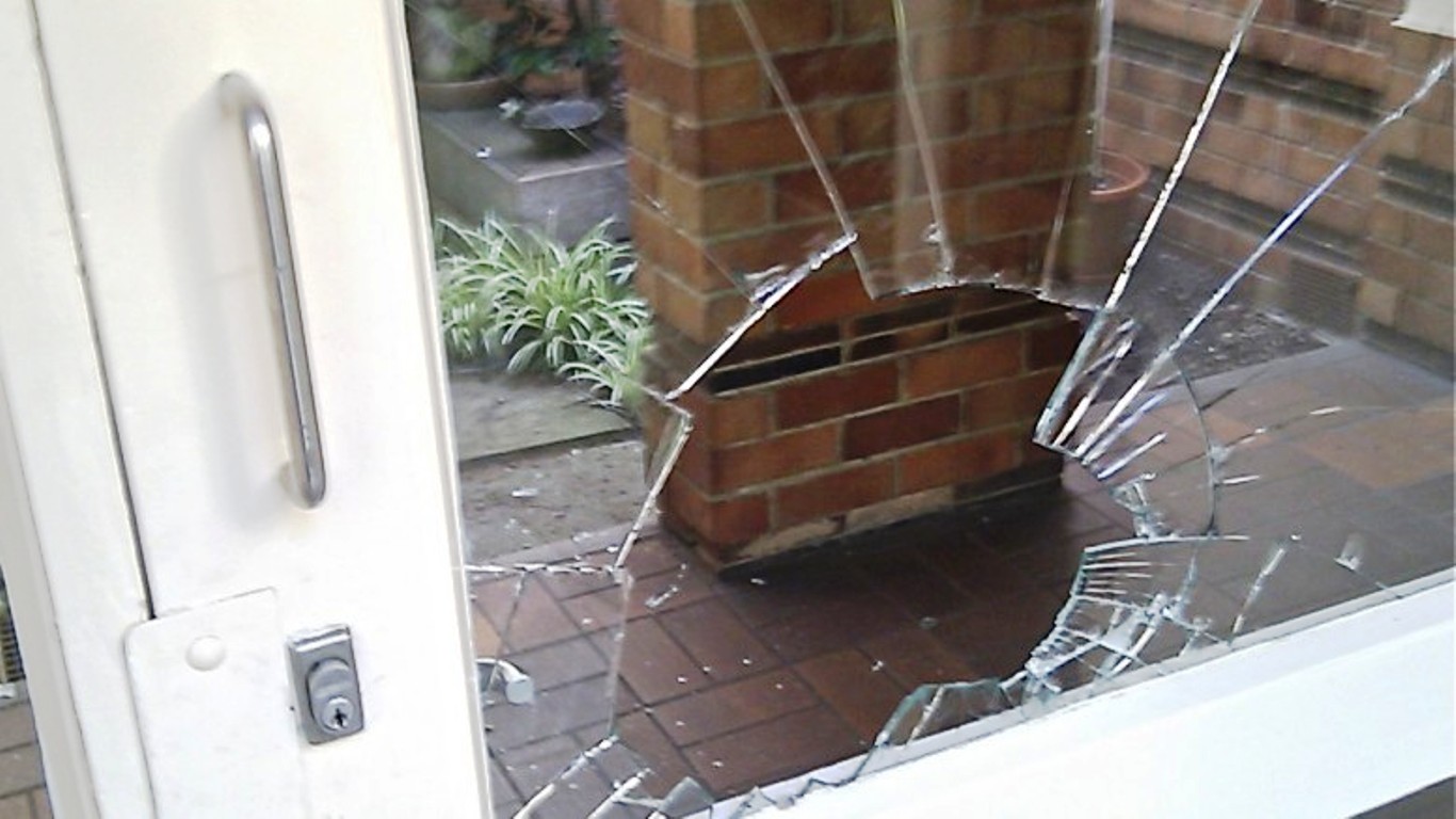 Άντρας τα έκανε γυαλιά καρφιά σε κατάστημα take away στα Λαδάδικα