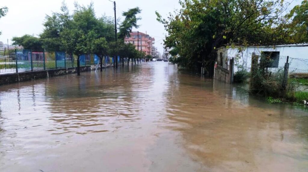 Εντονη βροχόπτωση και πλημμύρες στο Μεσολόγγι και το Αιτωλικό