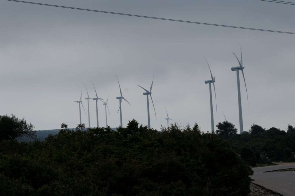 Οση Πάρνηθα δεν κάηκε θα την φυτέψουν ανεμογεννήτριες – Ολόκληρο το σχέδιό τους