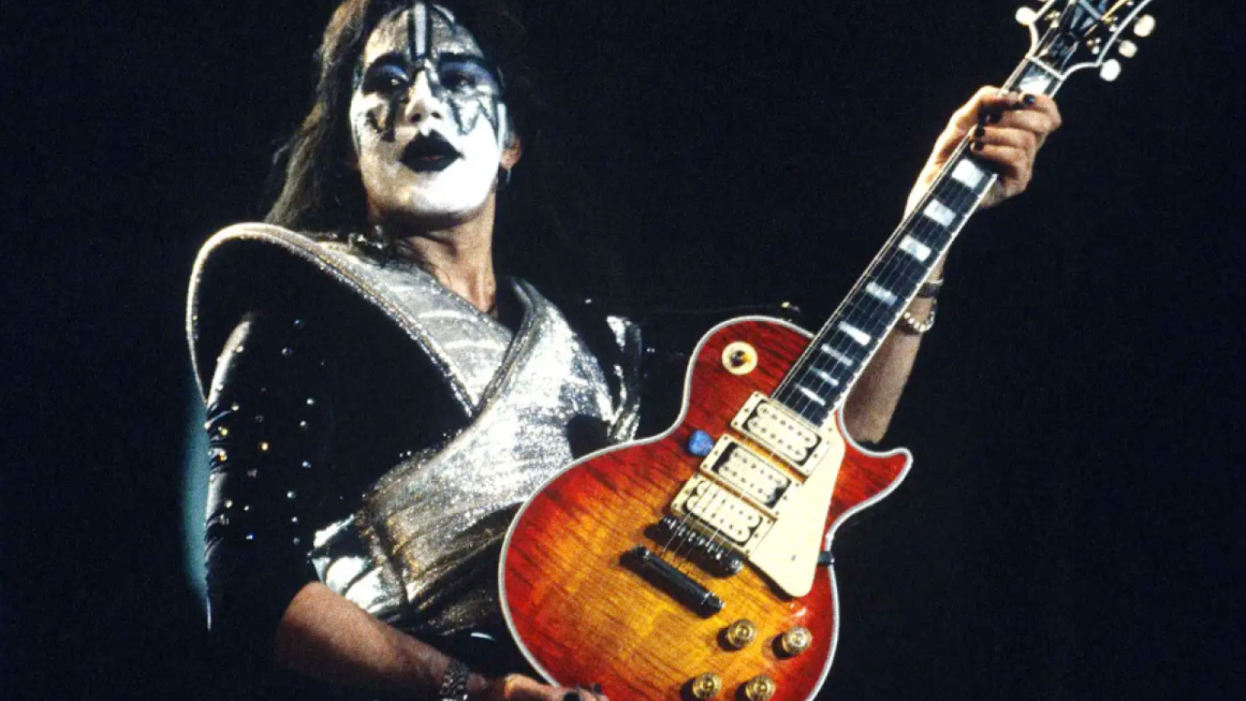 Σε ηλικία 74 ετών άφησε την τελευταία του πνοή ο θρύλος της ροκ Έις Φρέιλι