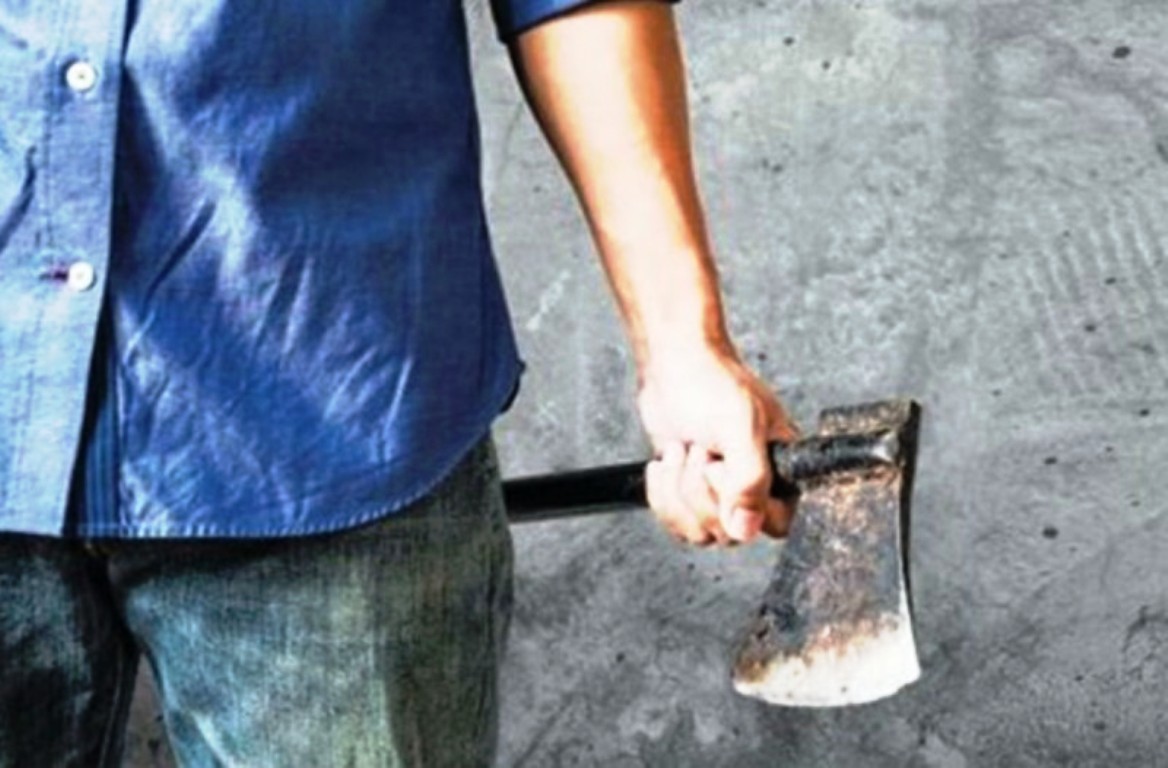 Τρόμος στη Λάρισα: 41χρονος κυνηγούσε γυναίκα με τσεκούρι