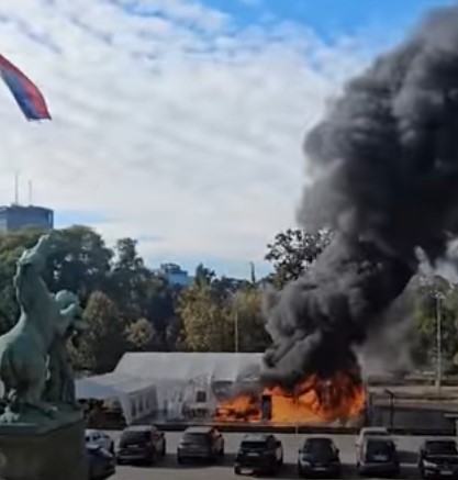 Συναγερμός για πυροβολισμούς και φωτιά έξω από το Κοινοβούλιο της Σερβίας