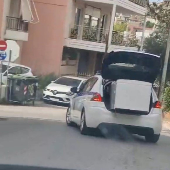 ΕΔΕ για το περιπολικό που μετέφερε ψυγείο στο πορτμπαγκάζ