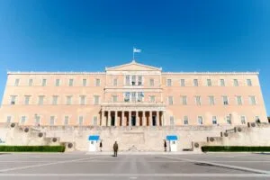 Επιτροπή Αναθεώρησης του Συντάγματος-ψηφοφορία: «Ναι» από τη Νέα Δημοκρατία, «παρών» και «όχι» από το ΠΑΣΟΚ, «όχι σε όλα» από την ελάσσονα αντιπολίτευση