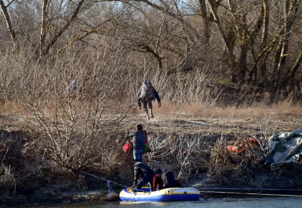 Στα χερια των Αρχών 19χρονος που έκρυβε παράνομους μετανάστες σε airbnb στο κέντρο της Θεσσαλονίκης